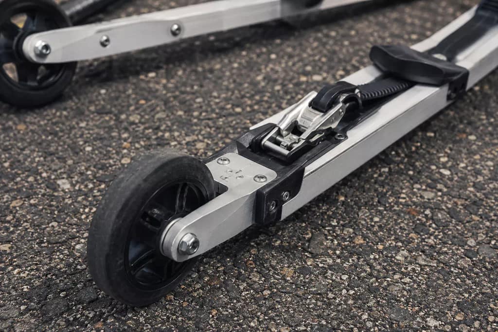 Gros plan sur le cadre et les roues d’une paire de skis roues
