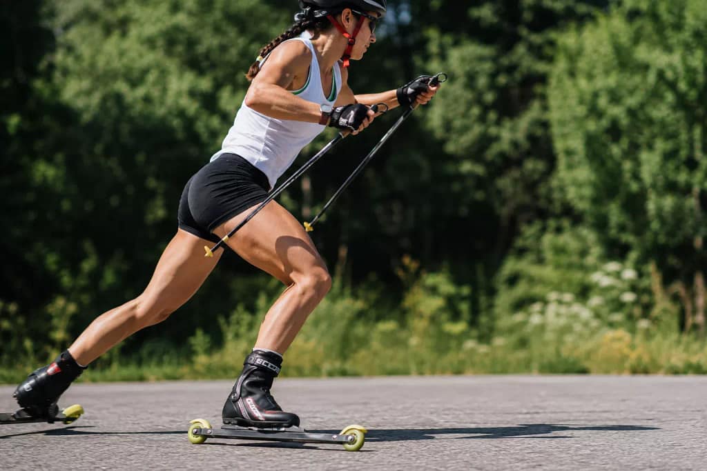 Technique de skating en ski roue, poussée latérale sur piste asphaltée