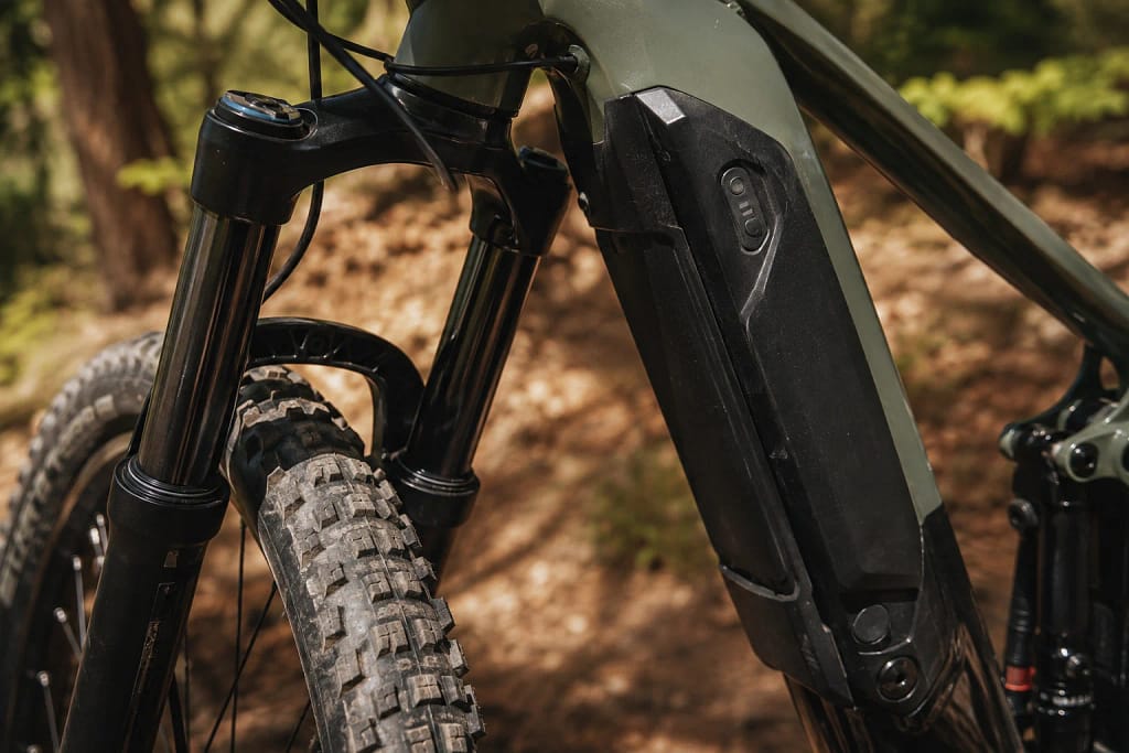 Gros plan sur les composants clés d'un vélo électrique tout terrain, pneus et suspension