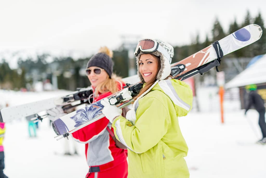 équipement de ski sur l'épaule