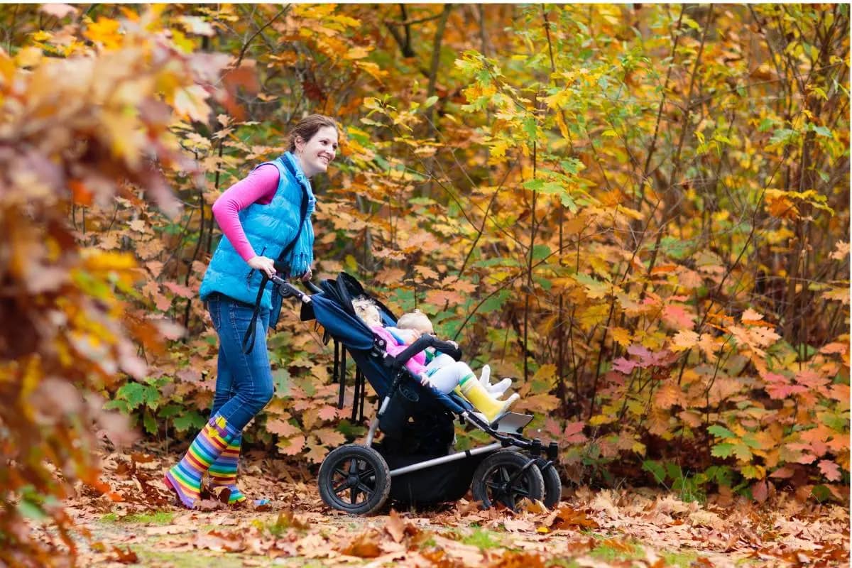 maman en rando-pousette