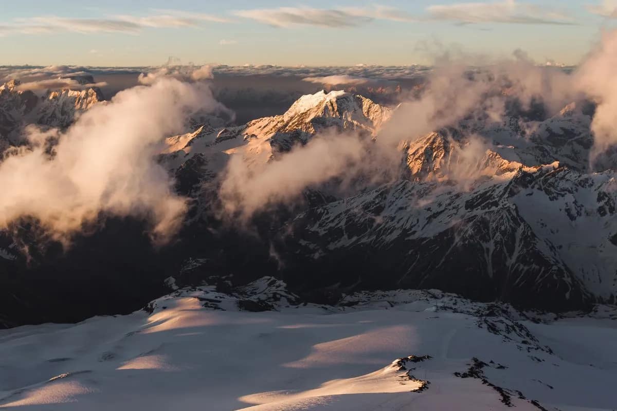 Montagne des alpes enneigée
