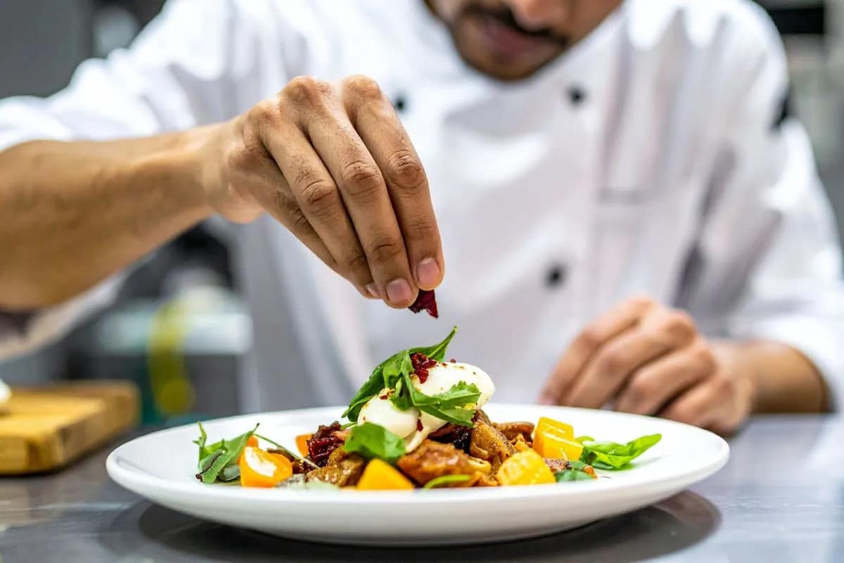 Chef étoilé dresse un plat