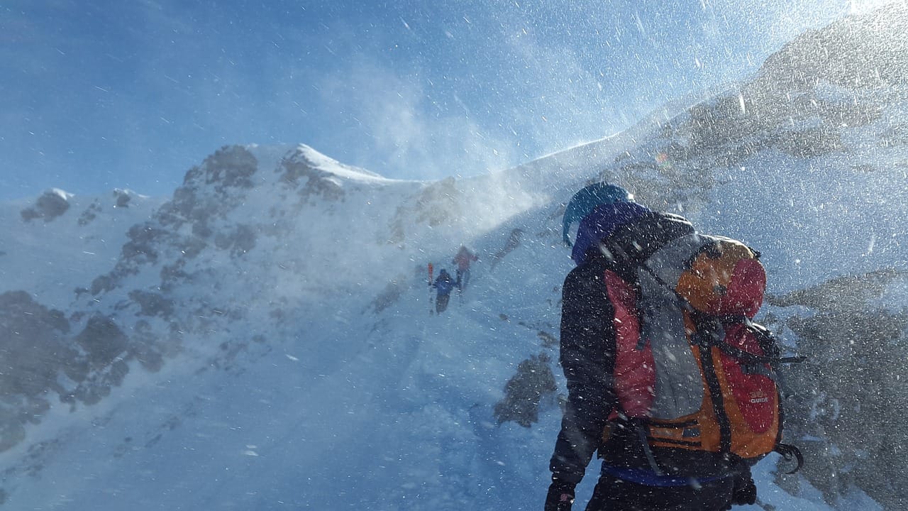Un alpiniste à la montagne