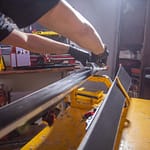 Comment choisir sa paire de ski ? paire de ski dans un atelier