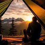 un homme fait du Bivouac à la montagne