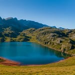 Lac d'estaing avec vu sur la montagne