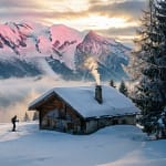 Le plateau Solaison : Mon refuge entre montagne et aventure chalet d’alpage sous la neige au plateau de Solaison avec skieur nordique et vue sur le massif du Mont Blanc au lever du soleil