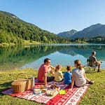 Lac d'Allevard : le secret bien gardé des familles joyful-family-moments-by-a-beautiful-alpine-lake