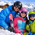 Savatou: le bon plan pour skier moins cher en 2026 Famille heureuse à la montagne