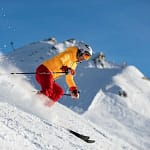 Stations de ski en Auvergne : découvrez les trésors du Massif central Skieur qui dévale une pente enneigé