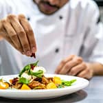 Chef étoilé dresse un plat