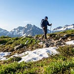 Randonnée printanière en montagne avec des vêtements adaptés pour la sécurité