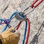 Escalade en pleine paroi avec un grimpeur utilisant une réchappe sécurisée et un maillon rapide
