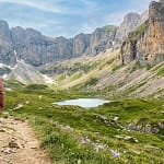 Femme randonnée montagne lac alpin paysage rocheux