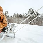 enfant sur une luge