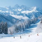 Col du Barioz : domaine alpin, espace nordique et ski au Grand Plan Panorama de montagnes enneigées avec des skieurs sur les pistes