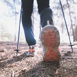 Les 10 Bienfaits de la Marche Nordique pour Votre Santé une personne pratiquant la marche nordique