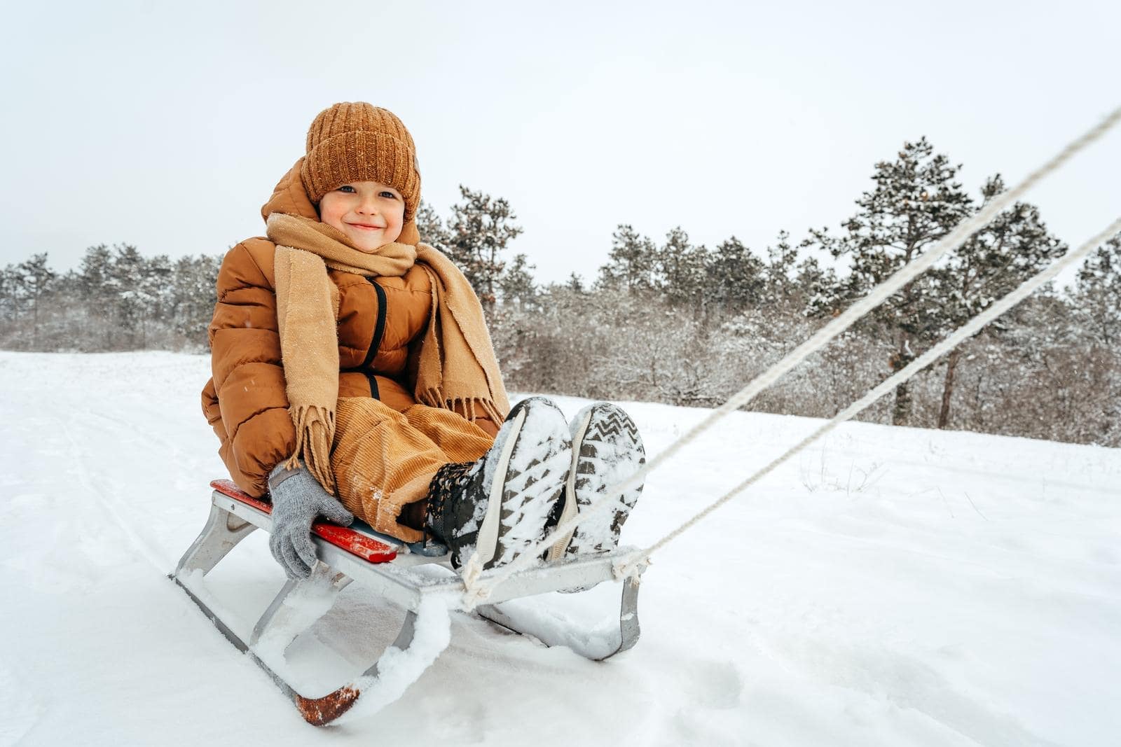 enfant sur une luge