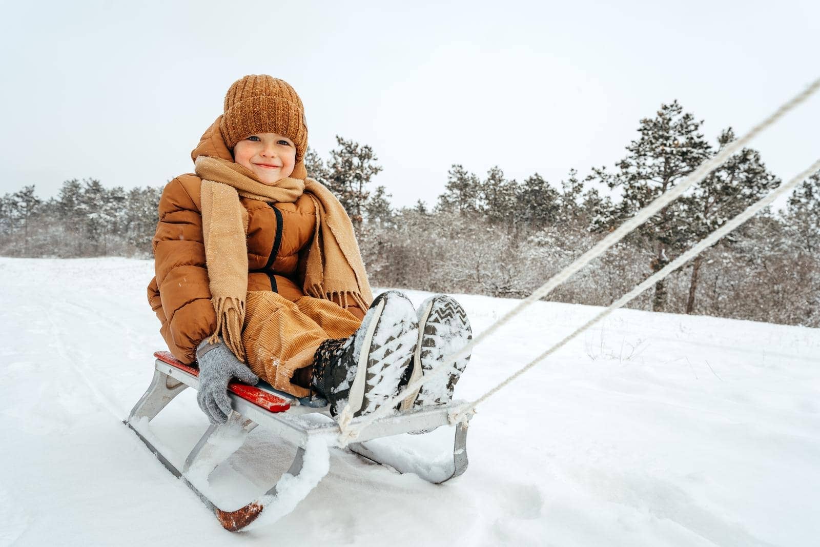 enfant sur une luge