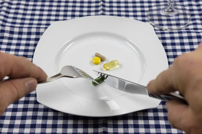 Complément alimentaire dans une assiette