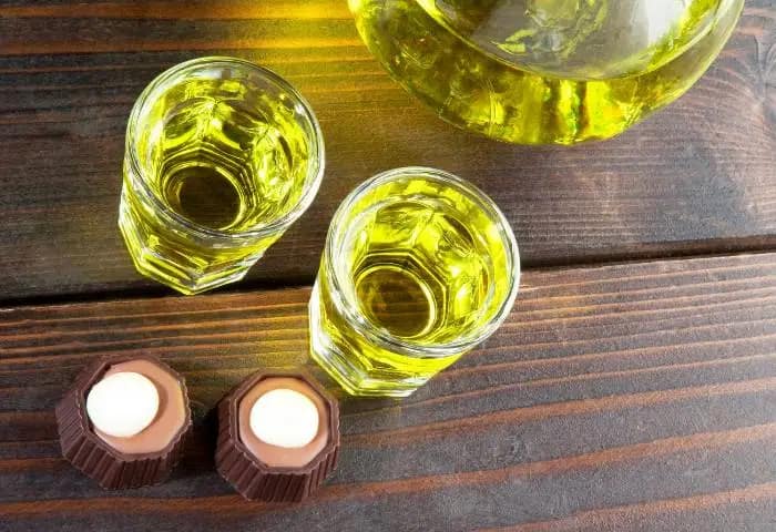 verre de liqueur de sapin