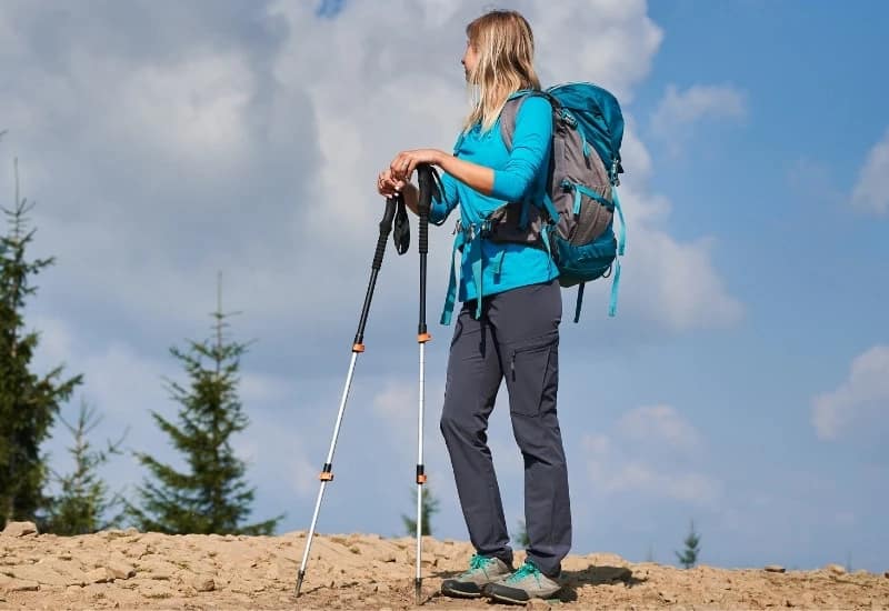 une femme en tenue de marche nordique