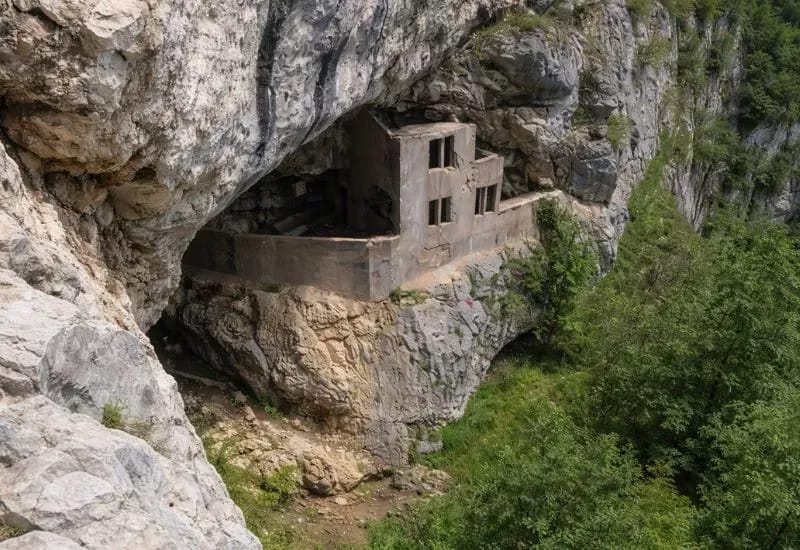 Ruines d'un bâtiment en falaise