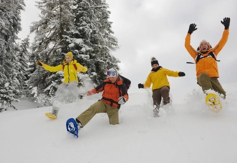 Sortie en raquette dans la neige