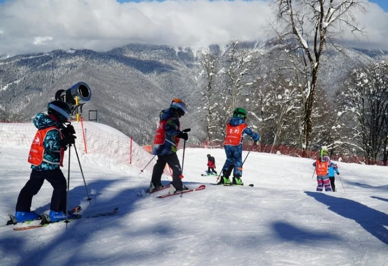 des enfants à l'école de ski