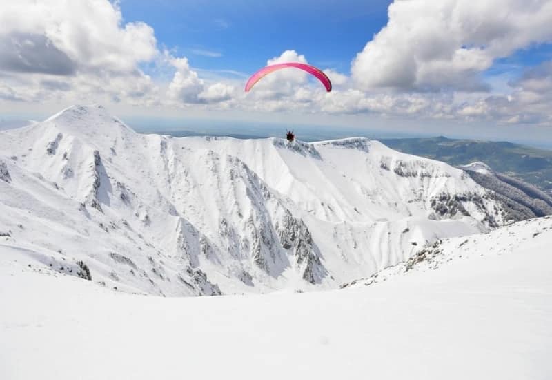 parapentiste au dessus du puy de sancy