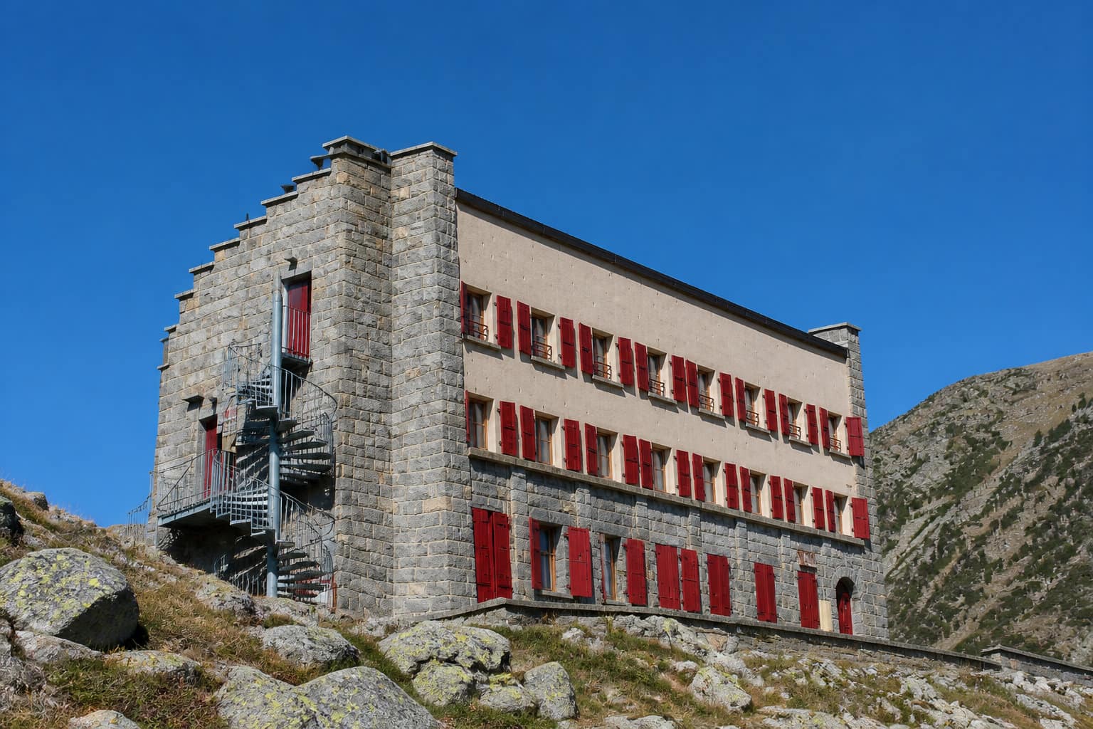 Le refuge de la Glère et son labyrinthe de lacs