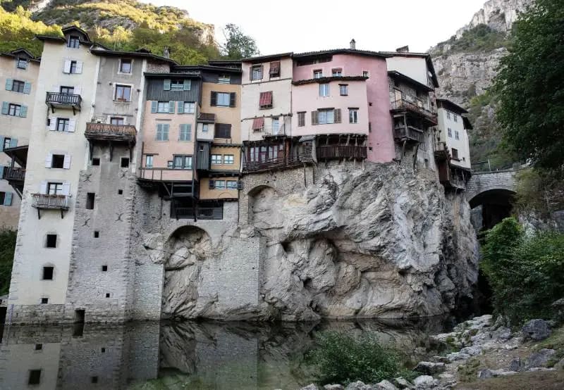 village montagne pittoresque