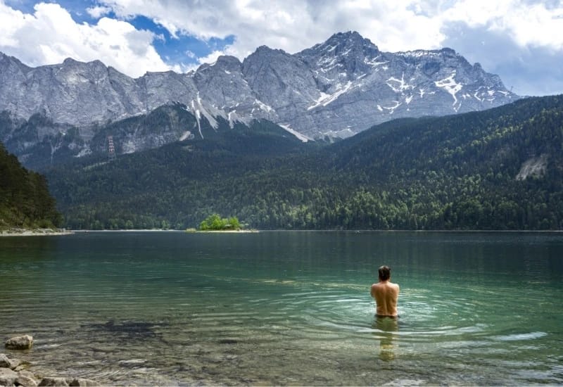 Baignade dans un lac des dolomites