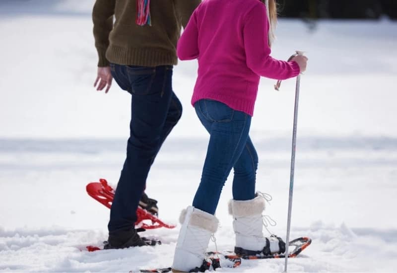 couple se balade en raquette à neige