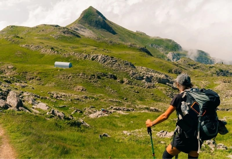 Un homme en randonnée à la montagne